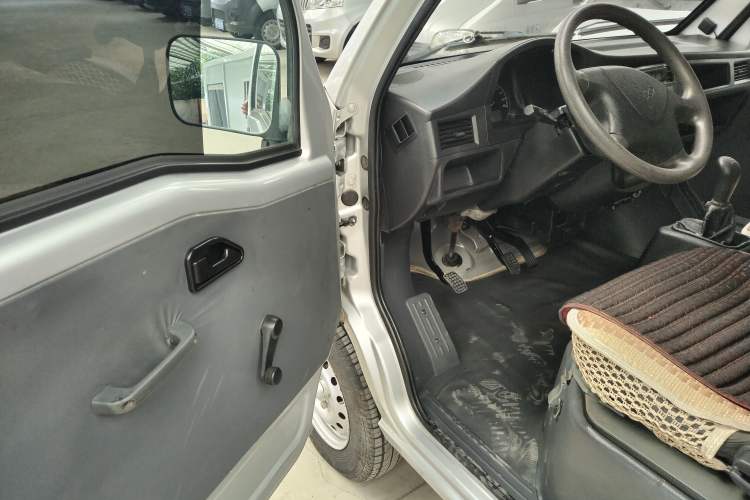 Used Wuling Zhiguang 2020 1.2L Van Utility Model China VI Emission Standard 2 Seats LSI Interior 2