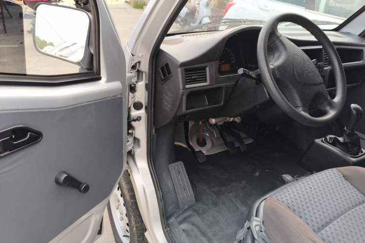 Used Wuling Zhiguang 2020 1.2L Van Utility Model China VI Emission Standard 5-Seater LSI Interior 3