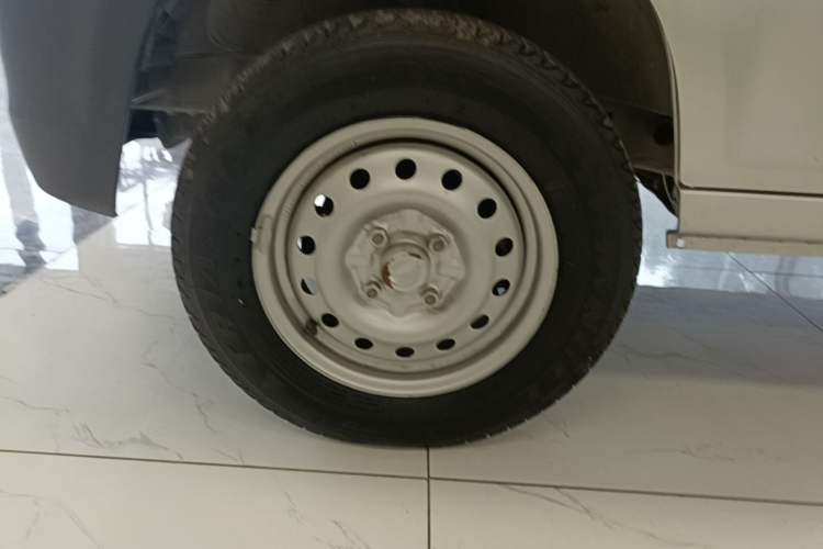 Used Wuling Zhiguang 2020 1.2L Van Utility Model China VI Emission Standard 5-Seater LSI Left Front Wheel Hub