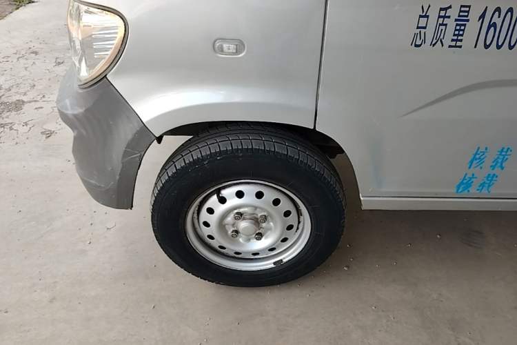 Used Wuling Zhiguang 2020 1.2L Van Utility Model China VI Emission Standard 2 Seats LSI Left Front Wheel Hub