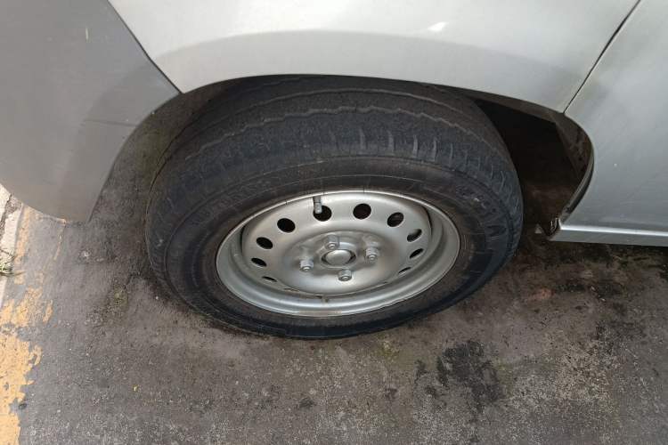 Used Wuling Zhiguang 2020 1.2L Practical Model China VI LSI Left Front Wheel Hub