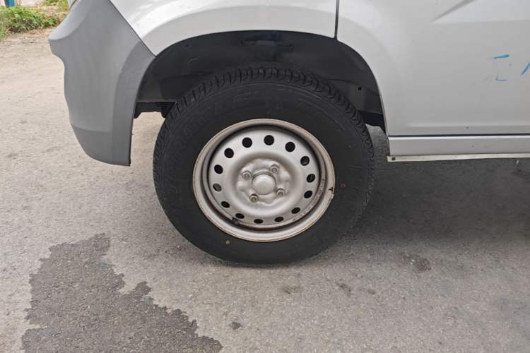 Used Wuling Zhiguang 2020 1.2L Van Utility Model China VI Emission Standard 2 Seats LSI Left Front Wheel Hub