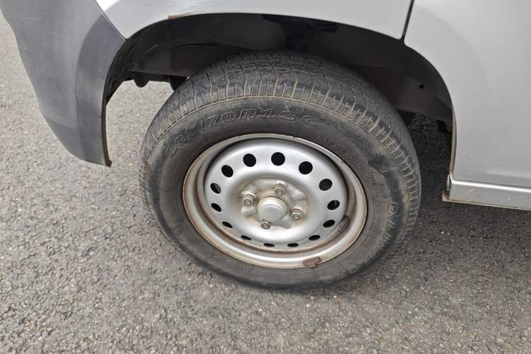 Used Wuling Zhiguang 2020 1.2L Practical Model China VI LSI Left Front Wheel Hub