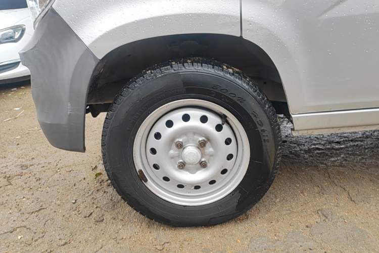 Used Wuling Zhiguang 2020 1.2L Van Utility Model China VI Emission Standard 2 Seats LSI Left Front Wheel Hub