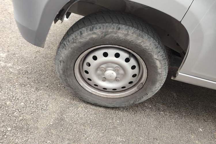 Used Wuling Zhiguang 2020 1.2L Practical Model China VI LSI Left Front Wheel Hub