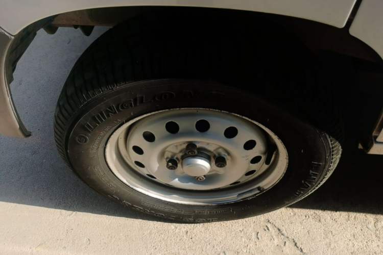 Used Wuling Zhiguang 2020 1.2L Practical Model China VI LSI Left Front Wheel Hub