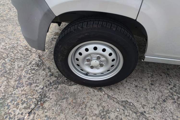 Used Wuling Zhiguang 2020 1.2L Practical Model China VI LSI Left Front Wheel Hub