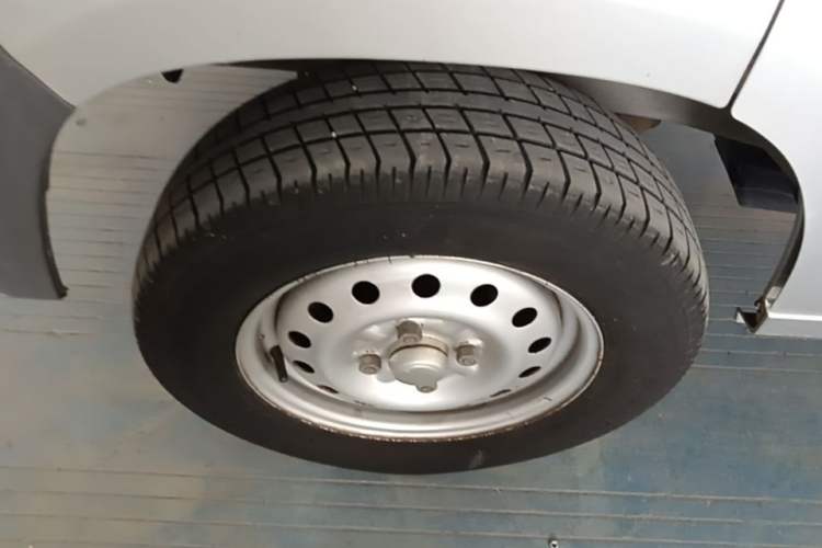 Used Wuling Zhiguang 2020 1.2L Practical Model China VI LSI Left Front Wheel Hub