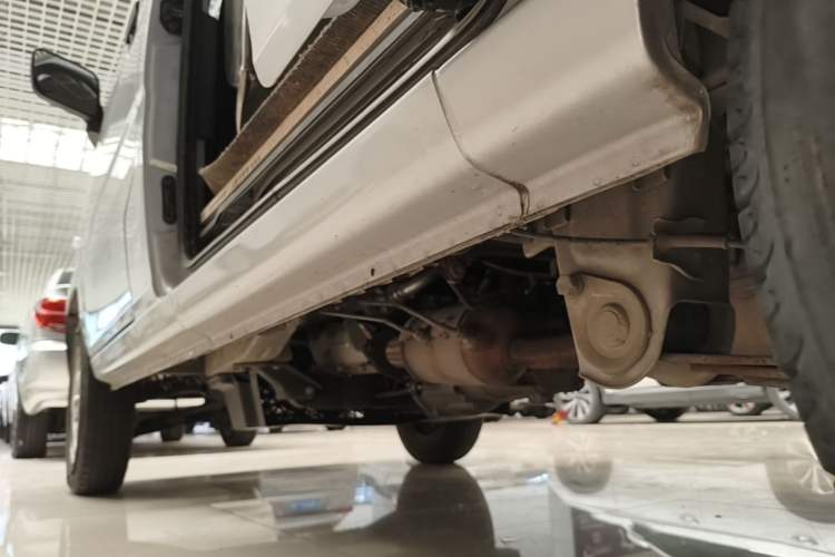 Used Wuling Zhiguang 2020 1.2L Van Utility Model China VI Emission Standard 2 Seats LSI Left Side Sill