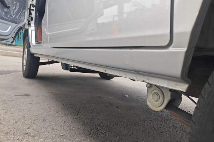 Used Wuling Zhiguang 2020 1.2L Van Utility Model China VI Emission Standard 2 Seats LSI Left Side Sill