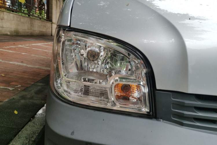 Used Wuling Zhiguang 2020 1.2L Van Utility Model China VI Emission Standard 2 Seats LSI Right Front Headlight