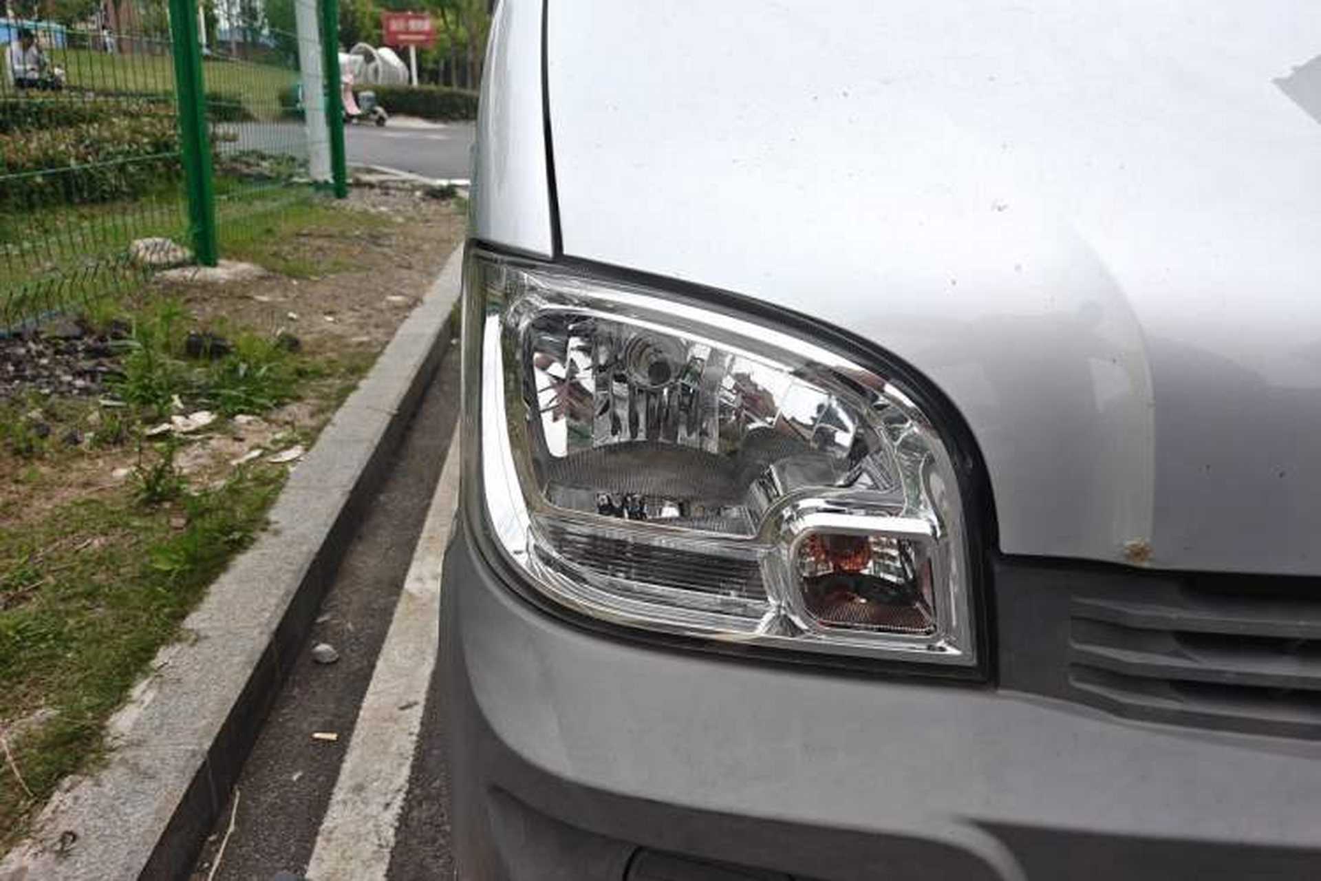 Used Wuling Zhiguang 2020 1.2L Van Utility Model China VI Emission Standard 5-Seater LSI Right Front Headlight