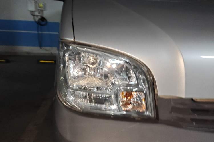 Used Wuling Zhiguang 2020 1.2L Practical Model China VI LSI Right Front Headlight
