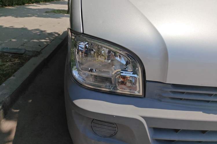 Used Wuling Zhiguang 2020 1.2L Van Utility Model China VI Emission Standard 2 Seats LSI Right Front Headlight