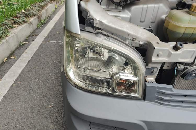 Used Wuling Zhiguang 2020 1.2L Practical Model China VI LSI Right Front Headlight