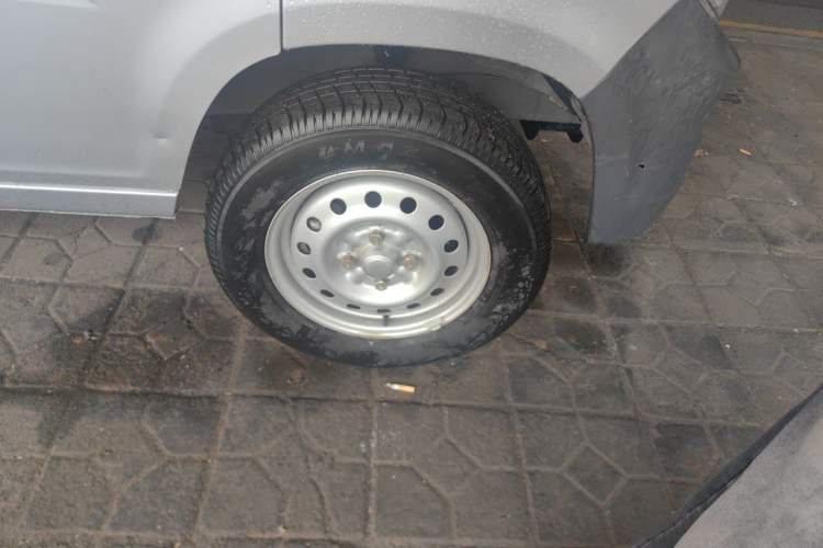 Used Wuling Zhiguang 2020 1.2L Practical Model China VI LSI Right Front Wheel Hub