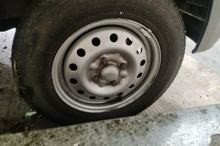 Used Wuling Zhiguang 2020 1.2L Van Utility Model China VI Emission Standard 2 Seats LSI Right Front Wheel Hub