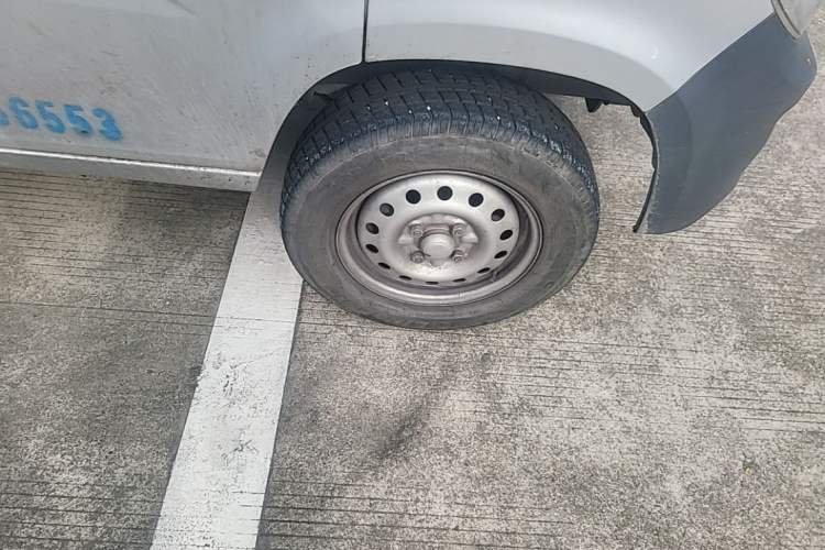 Used Wuling Zhiguang 2020 1.2L Practical Model China VI LSI Right Front Wheel Hub