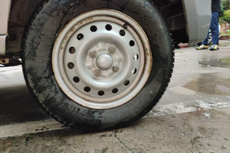 Used Wuling Zhiguang 2020 1.2L Practical Model China VI LSI Right Front Wheel Hub