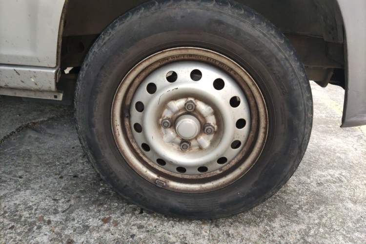 Used Wuling Zhiguang 2020 1.2L Practical Model China VI LSI Right Front Wheel Hub