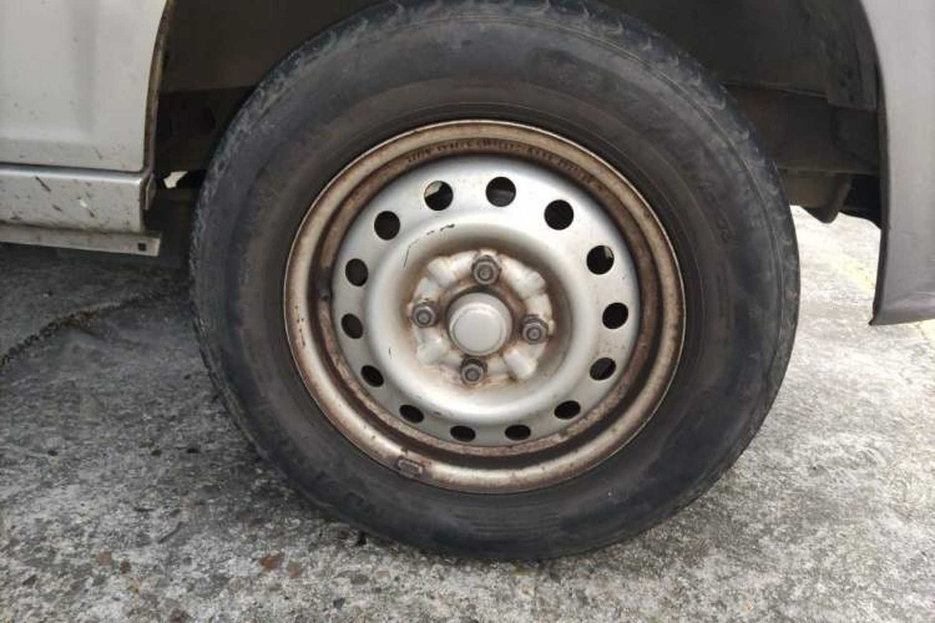 Used Wuling Zhiguang 2020 1.2L Practical Model China VI LSI Right Front Wheel Hub