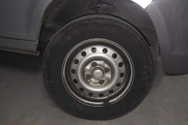 Used Wuling Zhiguang 2020 1.2L Practical Model China VI LSI Right Front Wheel Hub