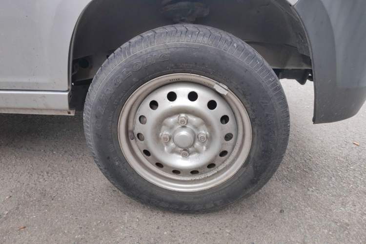 Used Wuling Zhiguang 2020 1.2L Practical Model China VI LSI Right Front Wheel Hub