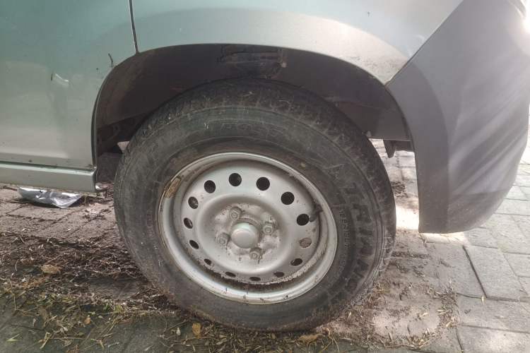 Used Wuling Zhiguang 2020 1.2L Van Utility Model China VI Emission Standard 2 Seats LSI Right Front Wheel Hub