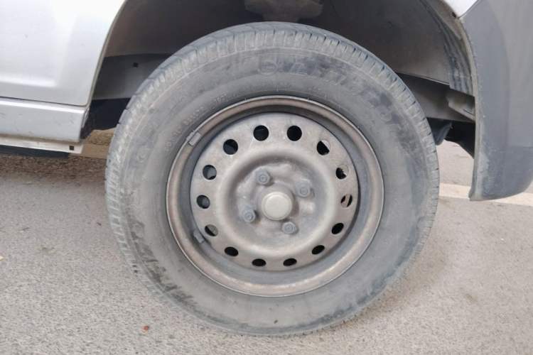 Used Wuling Zhiguang 2020 1.2L Practical Model China VI LSI Right Front Wheel Hub