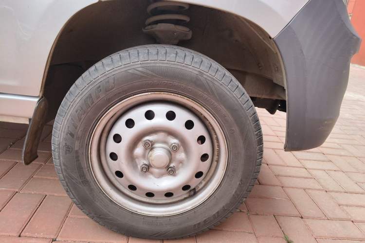 Used Wuling Zhiguang 2020 1.2L Practical Model China VI LSI Right Front Wheel Hub