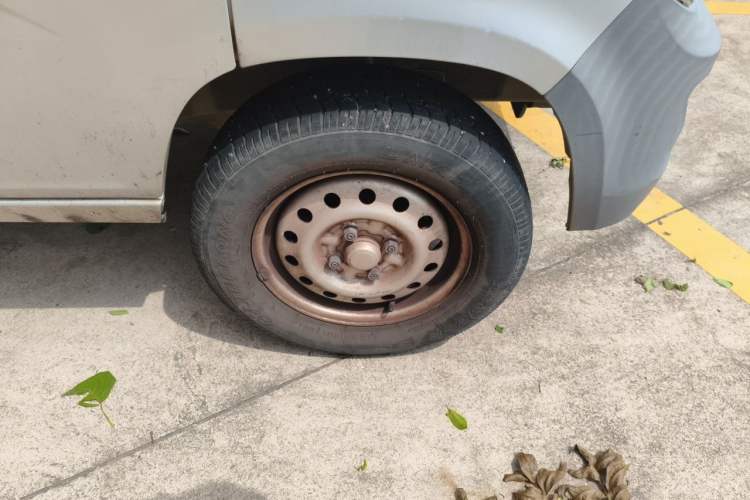 Used Wuling Zhiguang 2020 1.2L Practical Model China VI LSI Right Front Wheel Hub