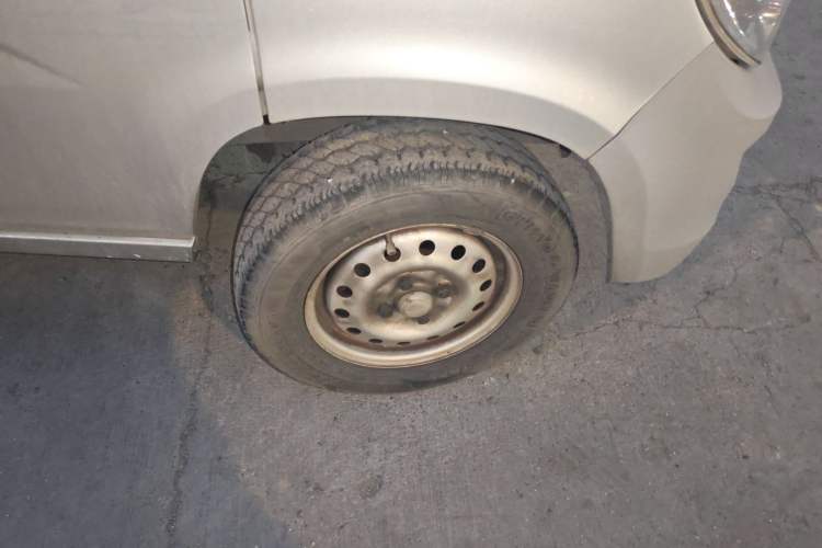 Used Wuling Zhiguang 2020 1.2L Practical Model China VI LSI Right Front Wheel Hub