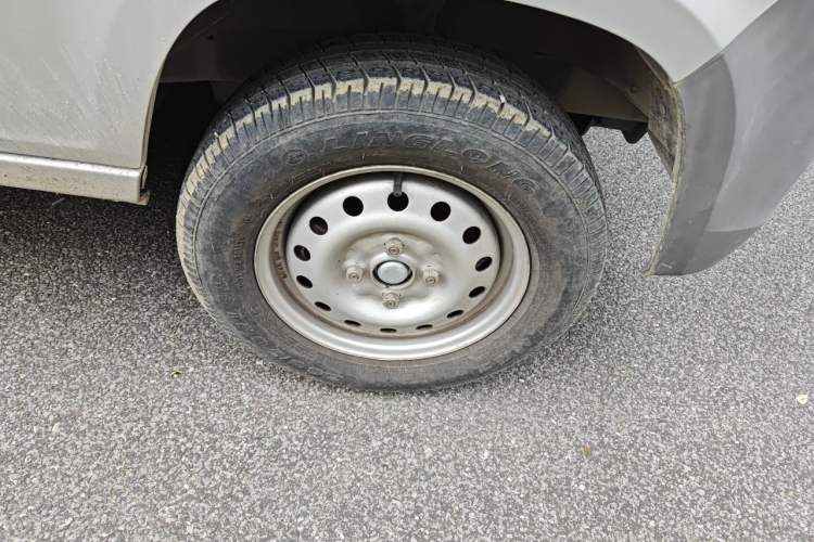Used Wuling Zhiguang 2020 1.2L Practical Model China VI LSI Right Front Wheel Hub