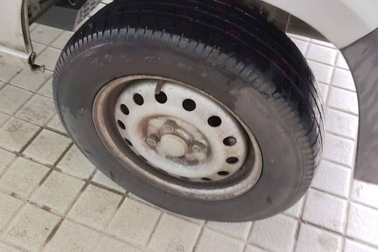 Used Wuling Zhiguang 2020 1.2L Practical Model China VI LSI Right Front Wheel Hub