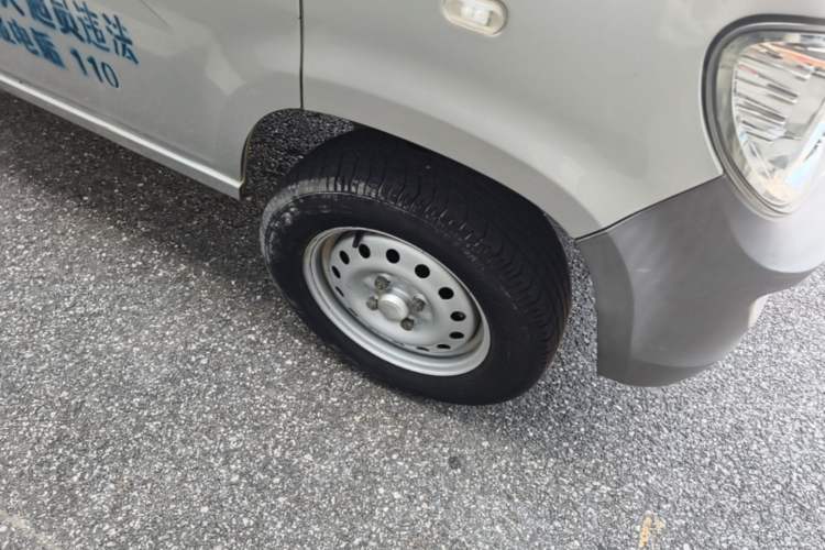 Used Wuling Zhiguang 2020 1.2L Practical Model China VI LSI Right Front Wheel Hub