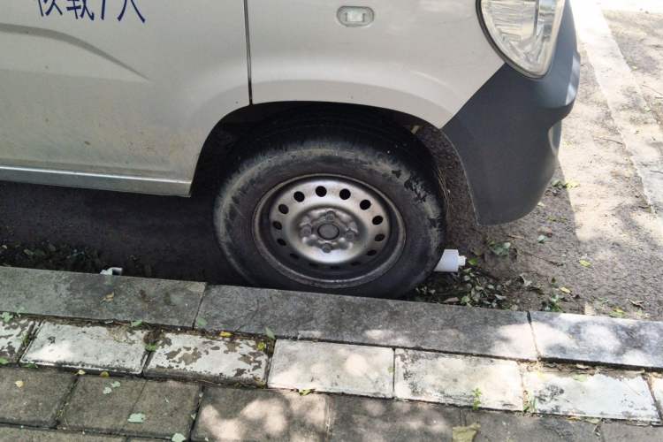Used Wuling Zhiguang 2020 1.2L Practical Model China VI LSI Right Front Wheel Hub