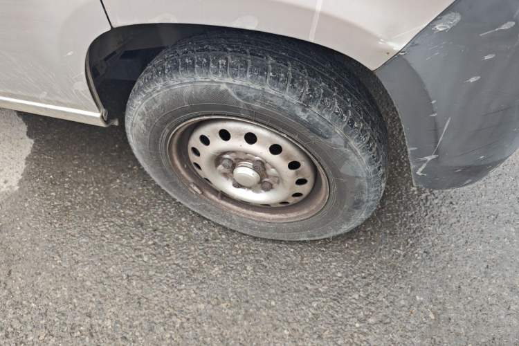 Used Wuling Zhiguang 2020 1.2L Van Utility Model China VI Emission Standard 2 Seats LSI Right Front Wheel Hub