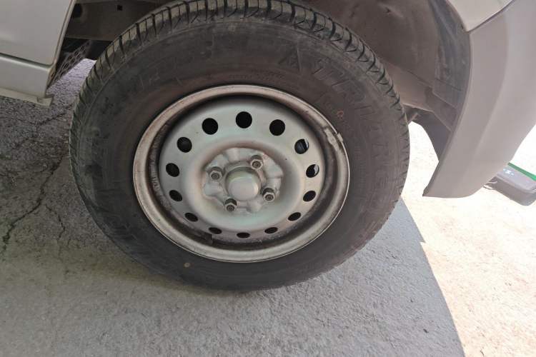Used Wuling Zhiguang 2020 1.2L Van Utility Model China VI Emission Standard 2 Seats LSI Right Front Wheel Hub