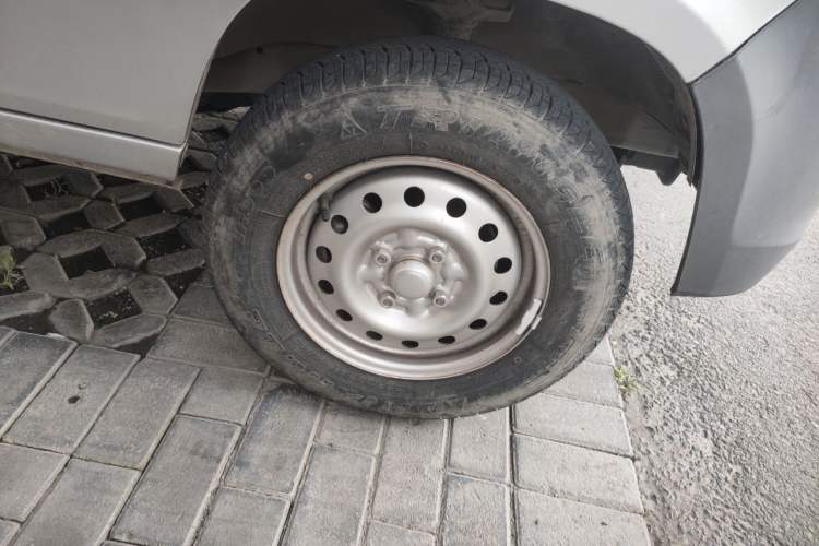Used Wuling Zhiguang 2020 1.2L Van Utility Model China VI Emission Standard 2 Seats LSI Right Front Wheel Hub