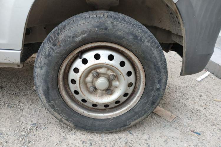 Used Wuling Zhiguang 2020 1.2L Practical Model China VI LSI Right Front Wheel Hub