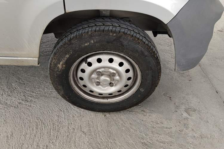 Used Wuling Zhiguang 2020 1.2L Practical Model China VI LSI Right Front Wheel Hub