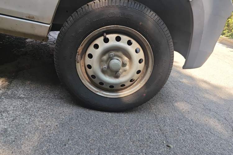 Used Wuling Zhiguang 2020 1.2L Practical Model China VI LSI Right Front Wheel Hub