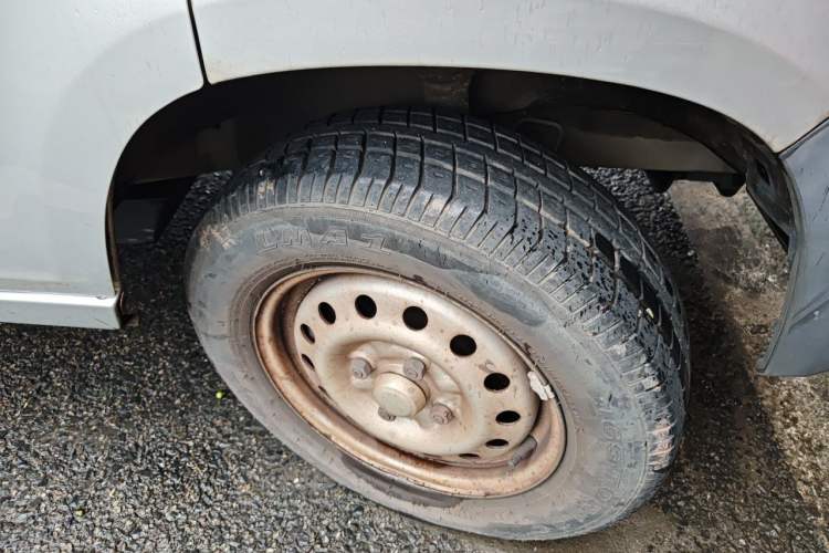 Used Wuling Zhiguang 2020 1.2L Practical Model China VI LSI Right Front Wheel Hub