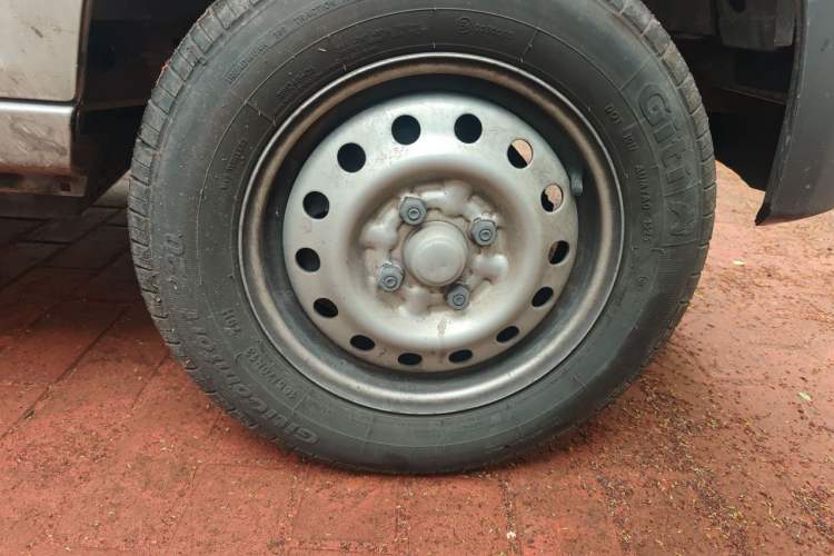 Used Wuling Zhiguang 2020 1.2L Practical Model China VI LSI Right Front Wheel Hub