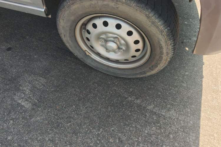Used Wuling Zhiguang 2020 1.2L Practical Model China VI LSI Right Front Wheel Hub