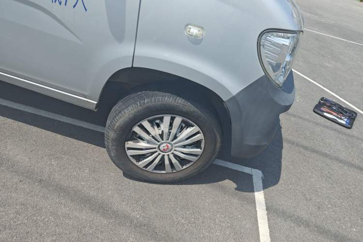 Used Wuling Zhiguang 2020 1.2L Practical Model China VI LSI Right Front Wheel Hub