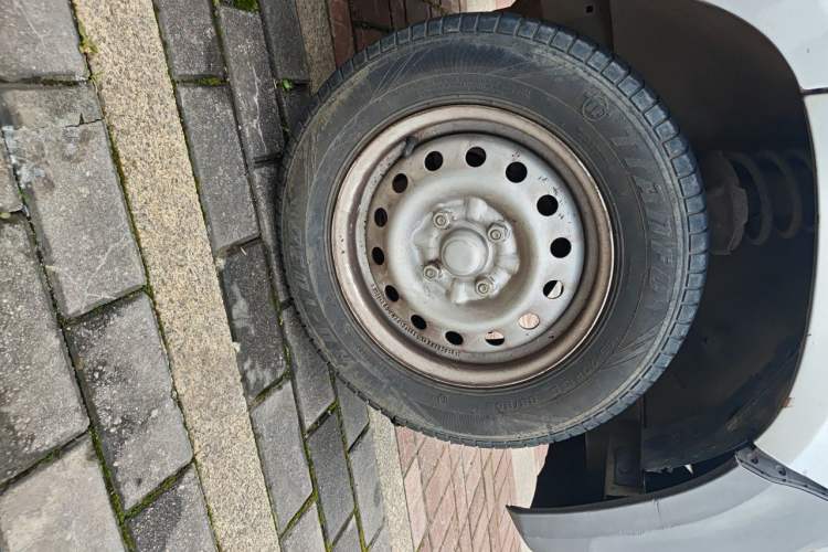 Used Wuling Zhiguang 2020 1.2L Practical Model China VI LSI Right Front Wheel Hub