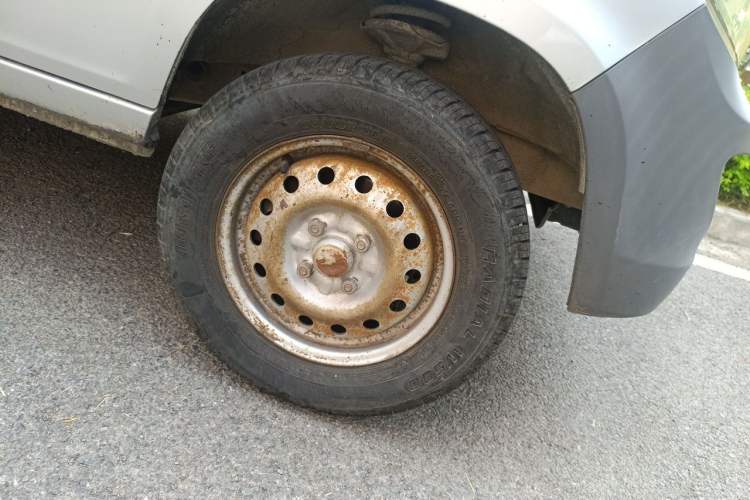 Used Wuling Zhiguang 2020 1.2L Practical Model China VI LSI Right Front Wheel Hub