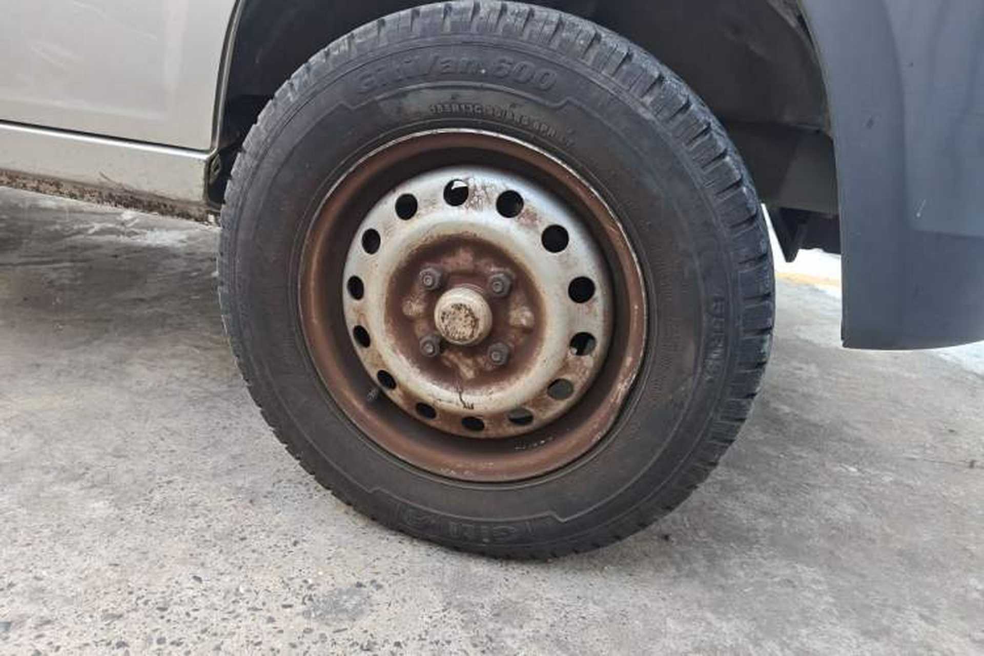 Used Wuling Zhiguang 2020 1.2L Van Utility Model China VI Emission Standard 2 Seats LSI Right Front Wheel Hub