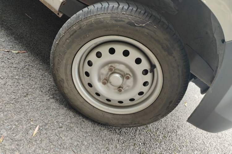 Used Wuling Zhiguang 2020 1.2L Practical Model China VI LSI Right Front Wheel Hub